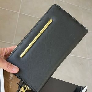 Steve Madden Black BZippy Boxed Wallet Wristlet